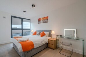 Room - Central penthouse with private hot tub and views (Gloucestershire)