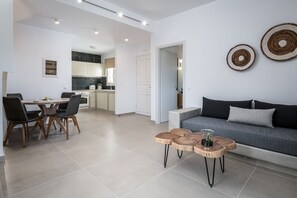 Deluxe Suite | Living area | 40-inch flat-screen TV with cable channels, TV - Remezzo Suites (Astypalaia)