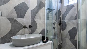Exclusive Suite | Bathroom | Shower, rainfall showerhead, free toiletries, hair dryer