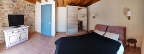 3 bedrooms, iron/ironing board, free WiFi