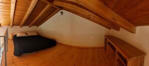 2 bedrooms, iron/ironing board, free WiFi