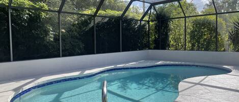 Utomhuspool och uppvärmd pool