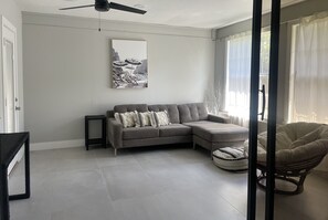 Smart TV, books - Modern near Siesta Beach (Sarasota)