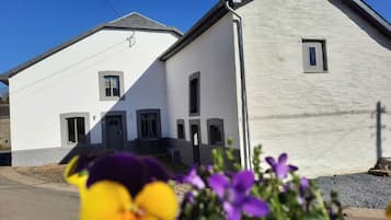 Cottage Familial, salle de bains privée, vue cour intérieure (D'un coin à l'autre) | Extérieur