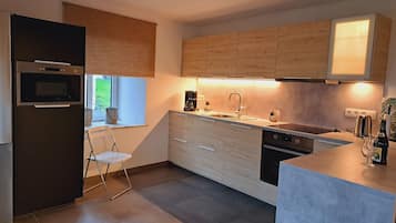 Family Cottage, Private Bathroom, Courtyard View (D'un coin à l'autre) | Shared kitchen