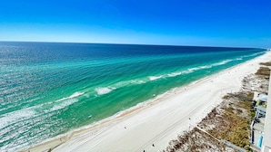 Uma praia com águas turquesa cristalinas e uma faixa de areia.