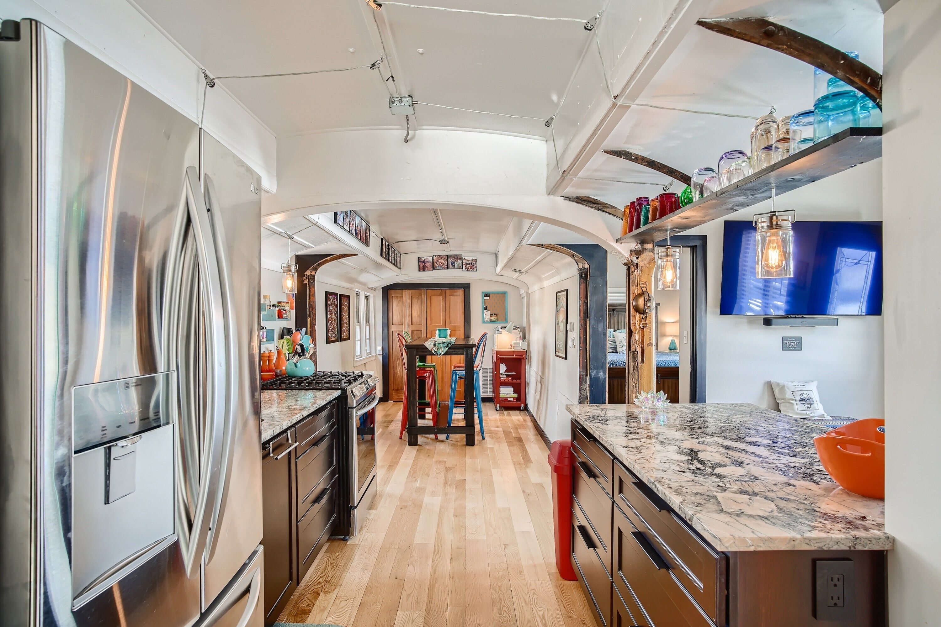 Réfrigérateur, micro-ondes, four, plaque de cuisson