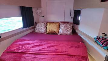 3 makuuhuonetta, työpöytä, ilmainen Wi-Fi, vuodevaatteet