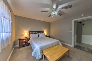 3 habitaciones, escritorio y tabla de planchar con plancha