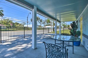 Outdoor dining - Serene Daytona Beach House w/ Private Yard! (Daytona Beach)