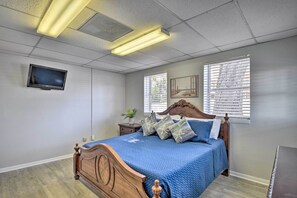 5 bedrooms, laptop workspace, iron/ironing board, Internet - Serene Daytona Beach House w/ Private Yard! (Daytona Beach)