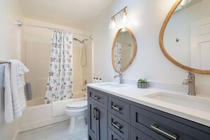 Baignoire, sèche-cheveux, serviettes fournies