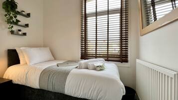 3 bedrooms, desk, iron/ironing board, free WiFi