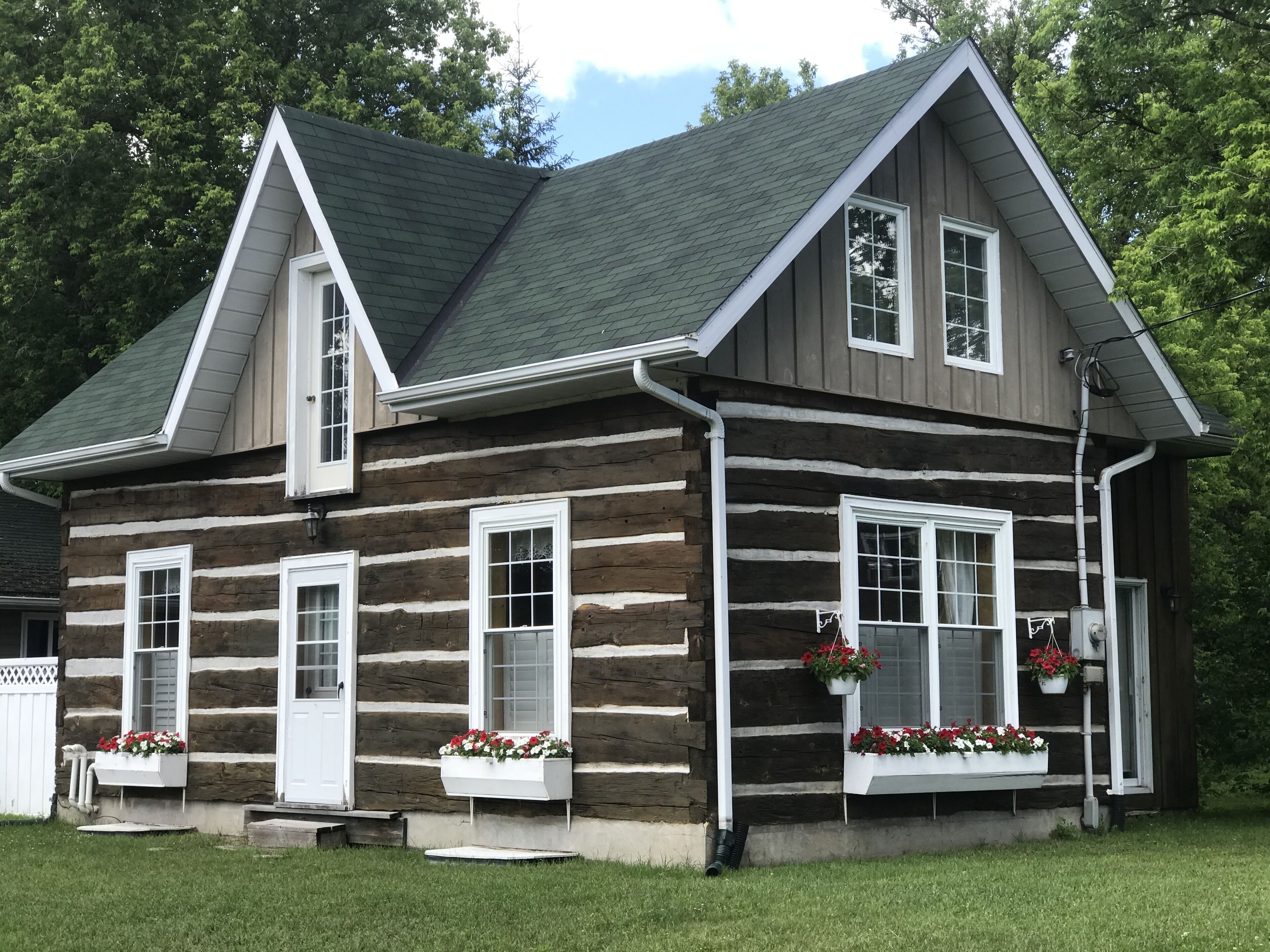 Cozy log home by the Seguin  Atv/Snowmobile Trail