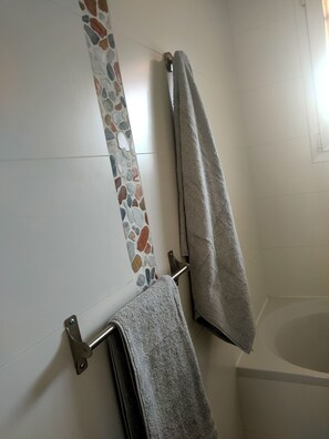 Shower, hair dryer, towels, soap - A bit of straw (Cagnes-sur-Mer)
