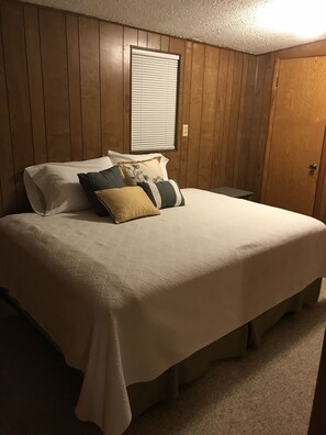 4 bedrooms, iron/ironing board, WiFi, bed sheets