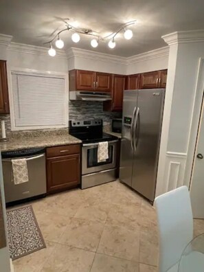 冰箱、微波炉、烤箱、炉灶