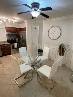 Dining - Cute Coastal Condo- 2 Br 2 Ba- Pool, Hot Tub, Tennis - Hilton Head Resort Bld 3 (Hilton Head Island)