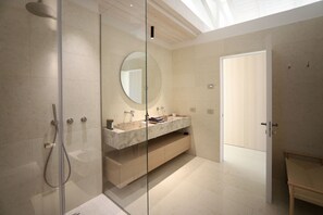 Dusche, Haartrockner, Bidet, Handtücher