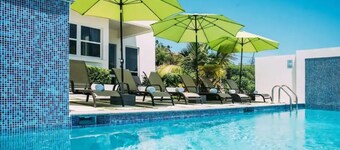 Apt #8 Luxurious 1BR corner unit Frigate Bay, Ten-minute Walk to the Beach.