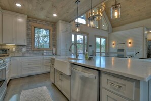 Fridge, microwave, oven, stovetop - 4 Dancing Bears|Mtn Views+Hot Tub+Interior Design (Blue Ridge)