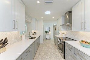 Refrigerador, microondas, lavavajillas y cafetera y tetera 