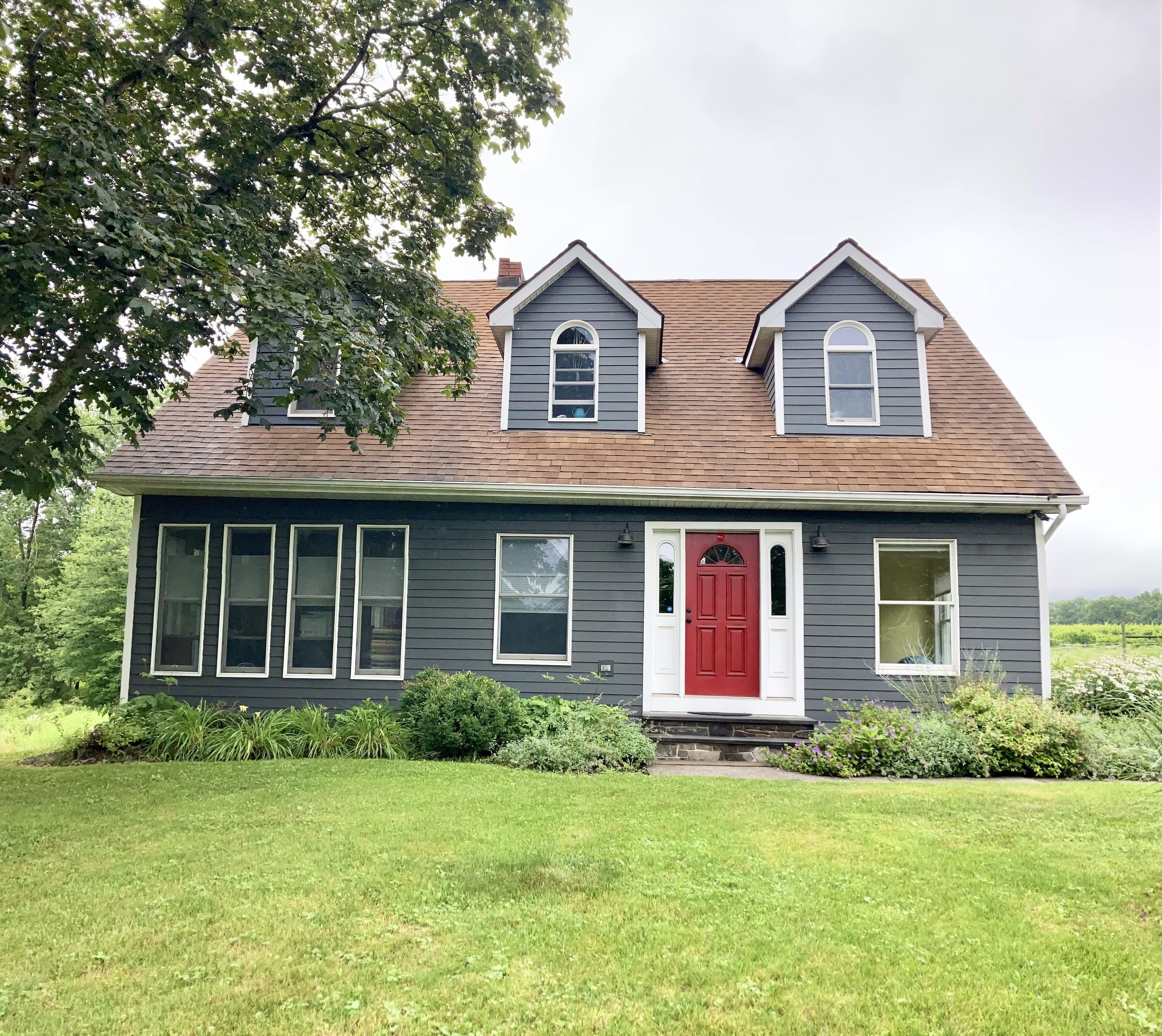 Serene & spacious cliff views, fireplace, hot tub