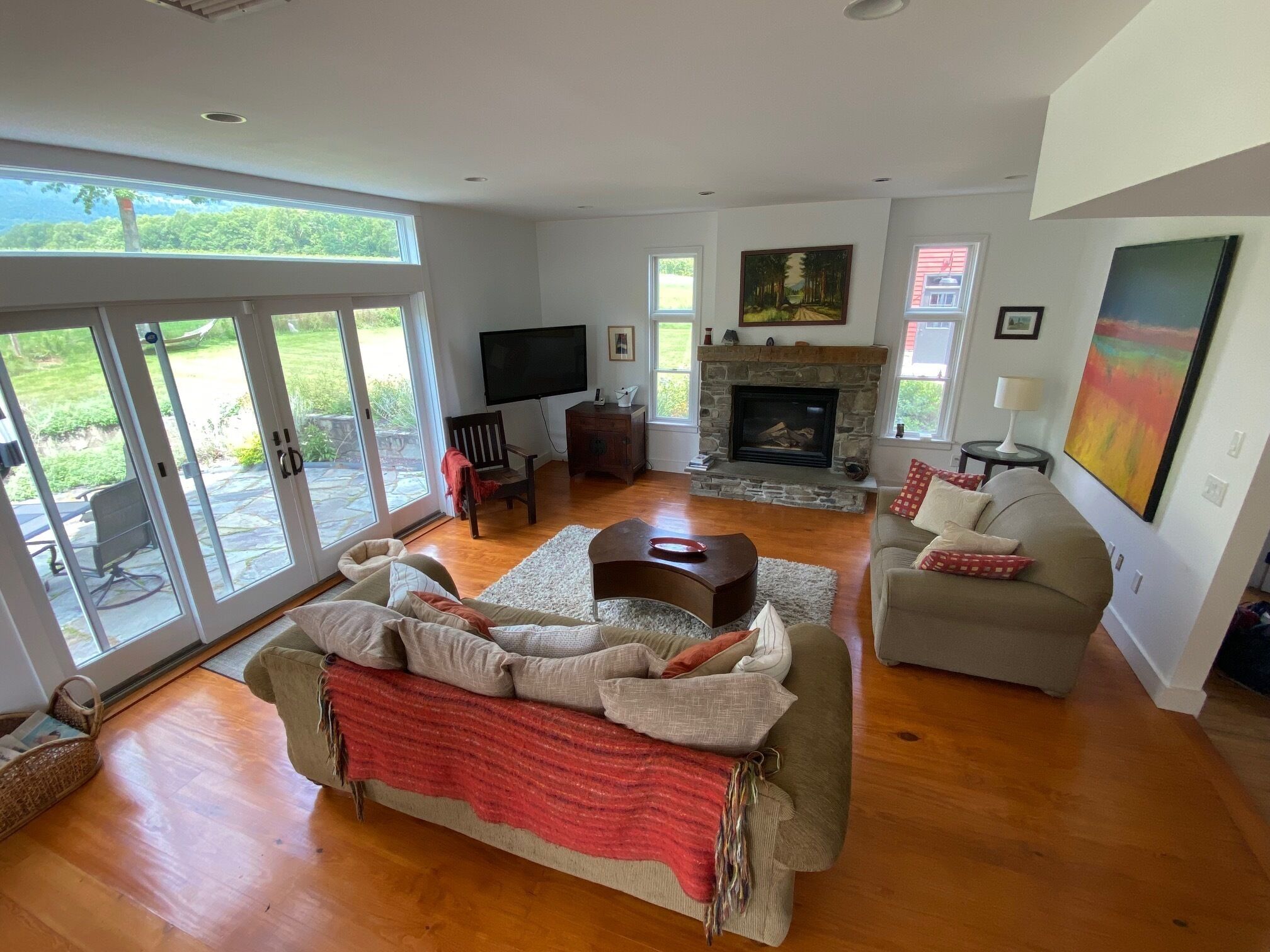 Serene & spacious cliff views, fireplace, hot tub