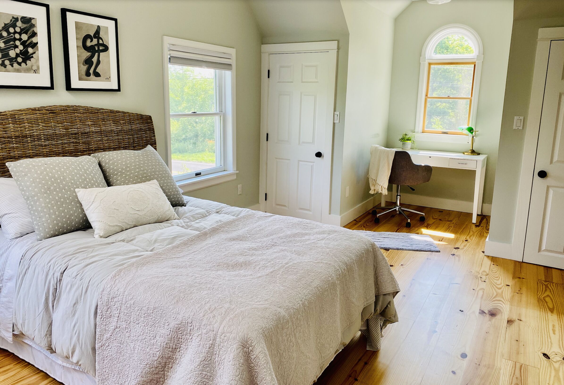 Serene & spacious cliff views, fireplace, hot tub