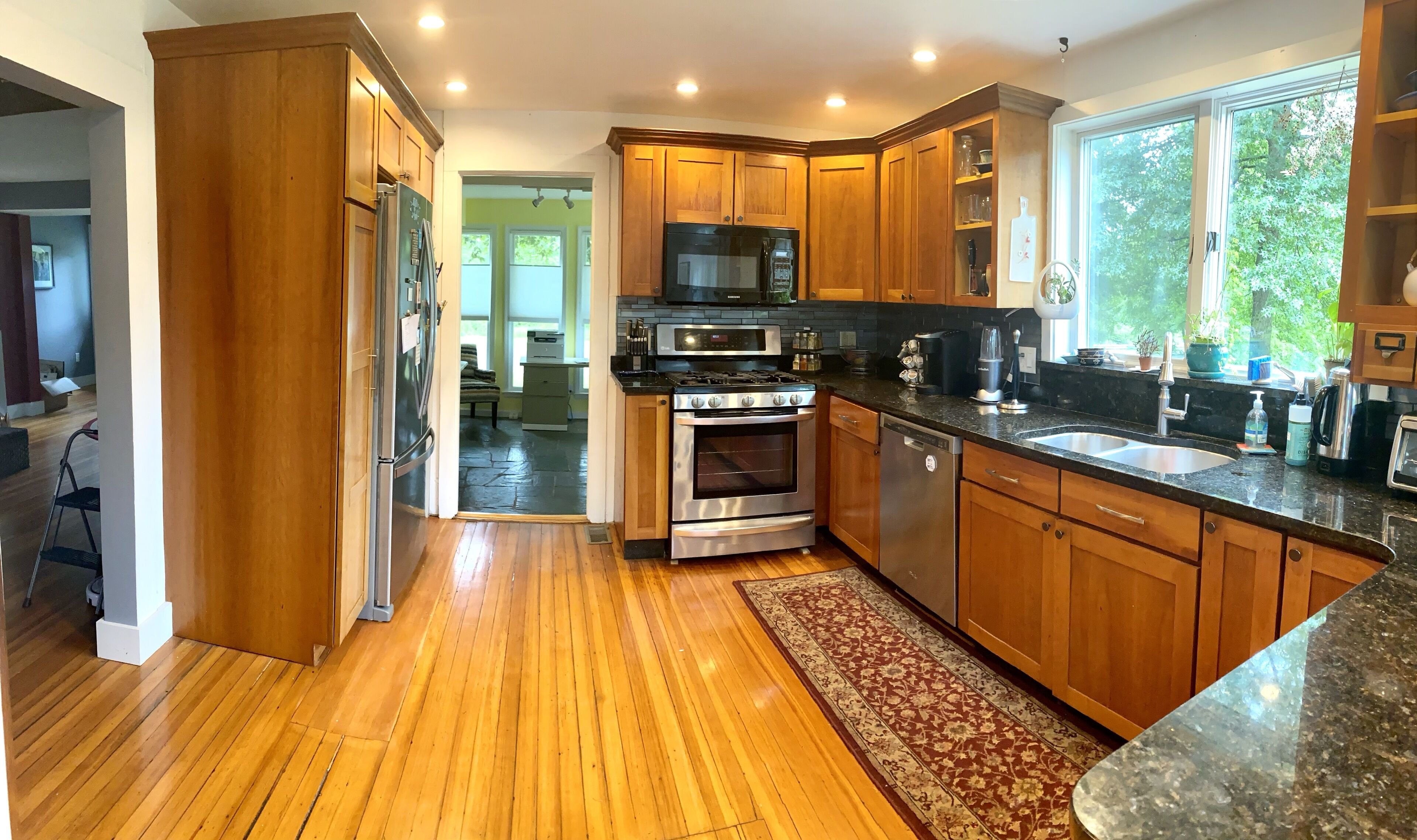 Serene & spacious cliff views, fireplace, hot tub