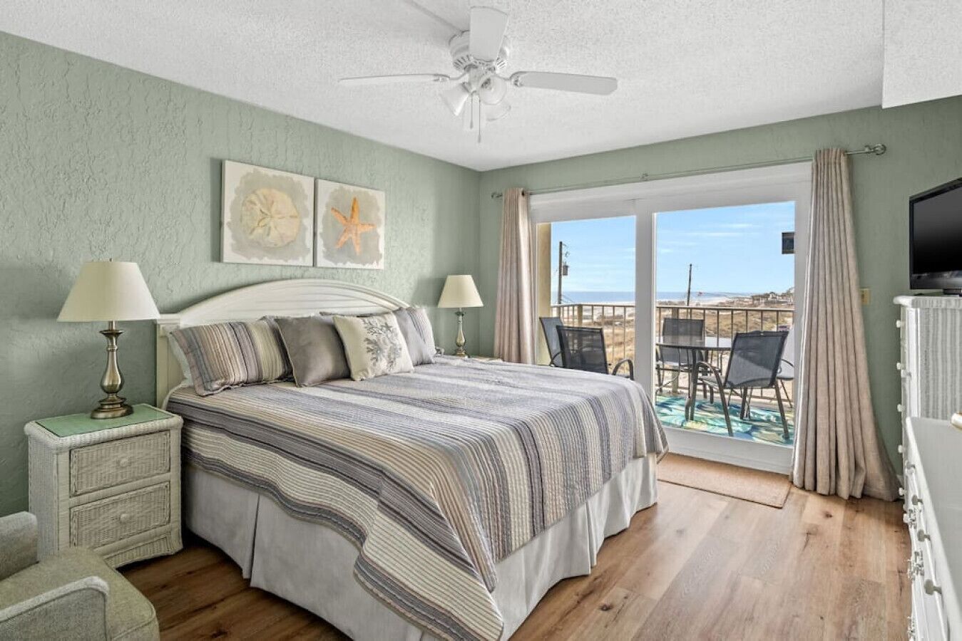 CONTACT US DIRECTLY FOR SNOWBIRD SPECIALS! Private balcony, sunset views, pool, hot tub, & beach chair service included! Sleeps 10!