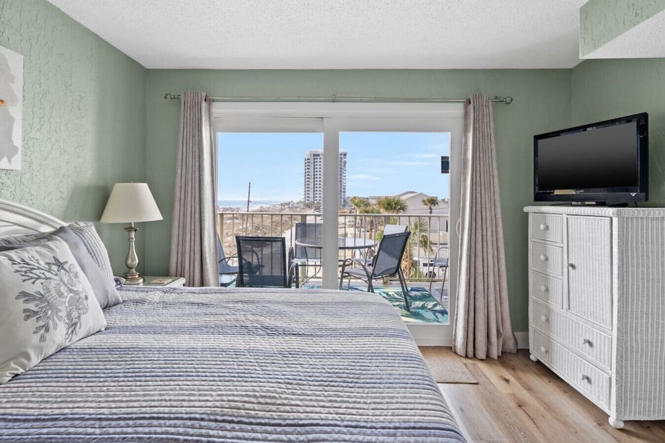 CONTACT US DIRECTLY FOR SNOWBIRD SPECIALS! Private balcony, sunset views, pool, hot tub, & beach chair service included! Sleeps 10!