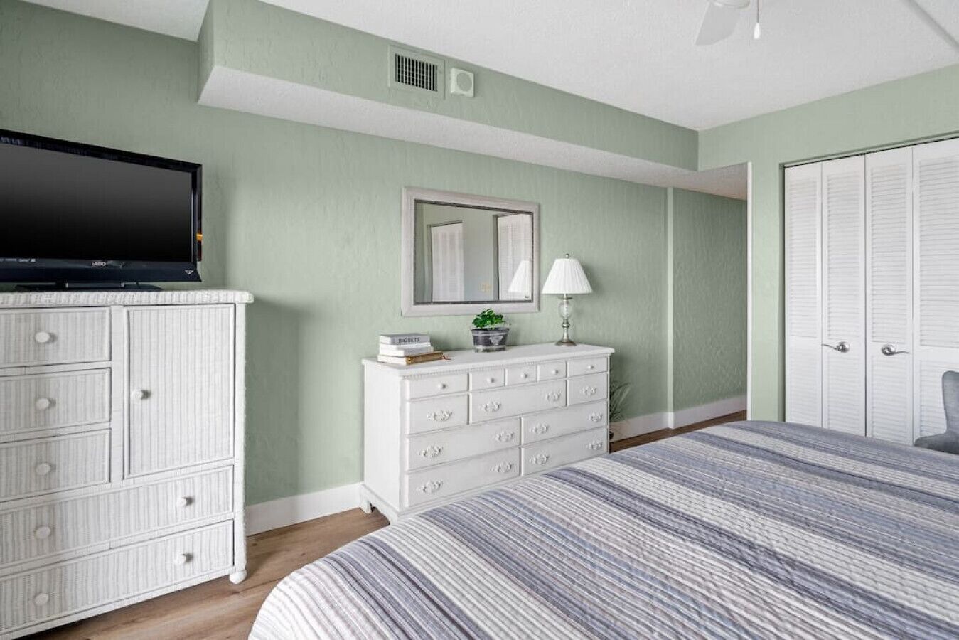 CONTACT US DIRECTLY FOR SNOWBIRD SPECIALS! Private balcony, sunset views, pool, hot tub, & beach chair service included! Sleeps 10!