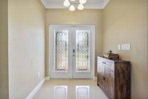 Interior - Hollywood Hills Pool Home - Large 4 Bed / 3.5 Bath (Hollywood)