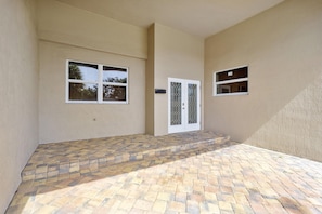 Exterior detail - Hollywood Hills Pool Home - Large 4 Bed / 3.5 Bath (Hollywood)