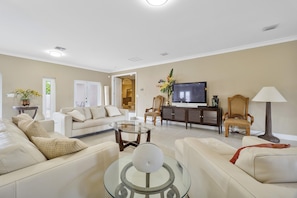 Living area - Hollywood Hills Pool Home - Large 4 Bed / 3.5 Bath (Hollywood)