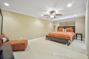 Room - Hollywood Hills Pool Home - Large 4 Bed / 3.5 Bath (Hollywood)