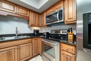 Fridge, microwave, oven, stovetop - WHITE CAPS 403 - GULF FRONT, GREAT LOCATION, WITH A WONDERFUL VIEW!!! (Orange Beach)