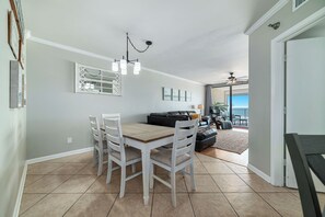 Dining - WHITE CAPS 403 - GULF FRONT, GREAT LOCATION, WITH A WONDERFUL VIEW!!! (Orange Beach)