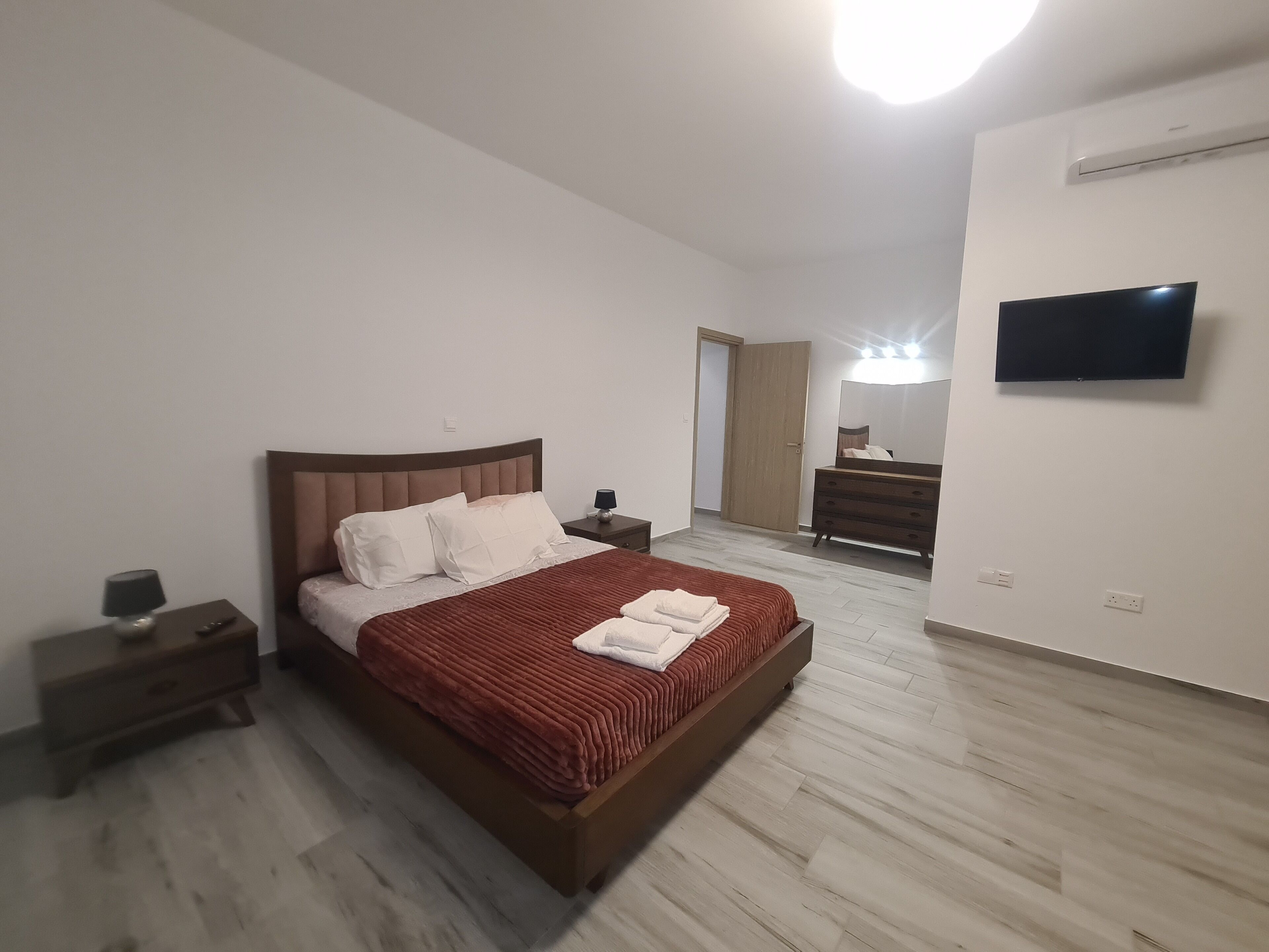 4 chambres, fer et planche à repasser, accès au Wi-Fi (inclus)