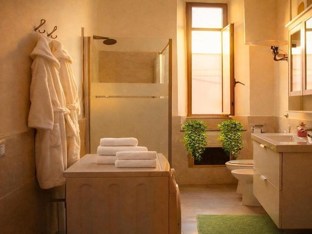 Bruser, hårtørrer, bidet, håndklæder