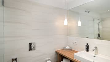 Basic Double Room | Bathroom | Shower, hair dryer, heated floors (bathroom), towels
