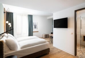Quarto casal superior, 1 cama de casal | Roupas de cama antialérgicas, cofres nos quartos, escrivaninha