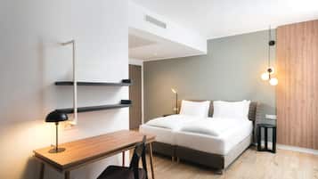 Roupas de cama antialérgicas, cofres nos quartos, escrivaninha