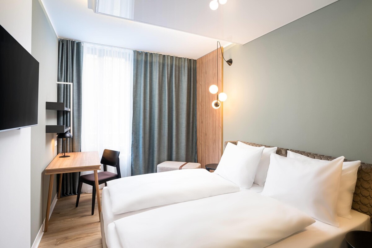 Standard Double Room, 2 Single Beds | Hypo-allergenic bedding, in-room safe, desk, laptop workspace