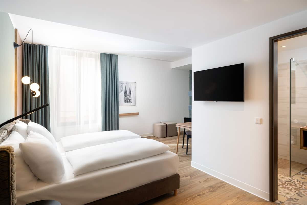 Habitación doble Confort | Ropa de cama hipoalergénica y caja de seguridad en la habitación