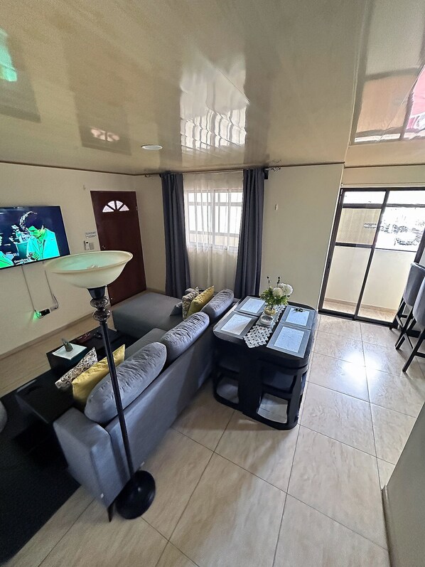 Deluxe appartement, 2 slaapkamers, keuken | Woonruimte | Een 55-inch smart-tv met kabelzenders en televisie