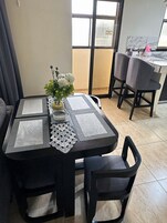 华丽公寓, 2 间卧室, 空调 (Entire Two-Bedroom Apartment for 4) | 私人厨房 | 大冰箱、微波炉、烤箱、炉灶