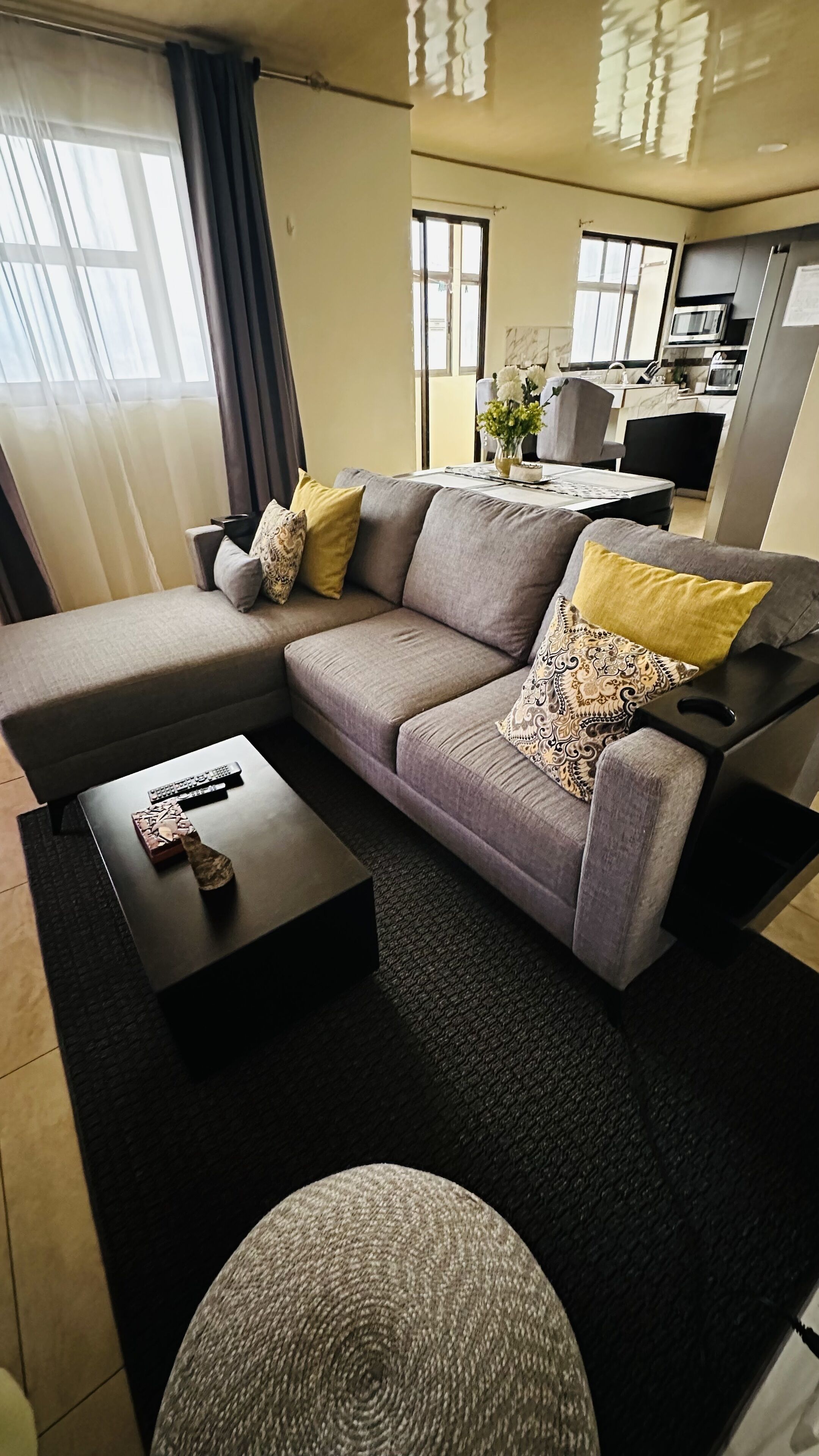 Căn hộ Deluxe, 2 phòng ngủ, máy điều hòa (Entire Two-Bedroom Apartment for 4) | Khu phòng khách | Smart TV 55-inch có truyền hình cáp, TV 
