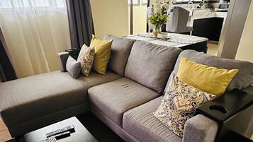 Căn hộ Deluxe, 2 phòng ngủ, máy điều hòa (Entire Two-Bedroom Apartment for 4) | Khu phòng khách | Smart TV 55-inch có truyền hình cáp, TV